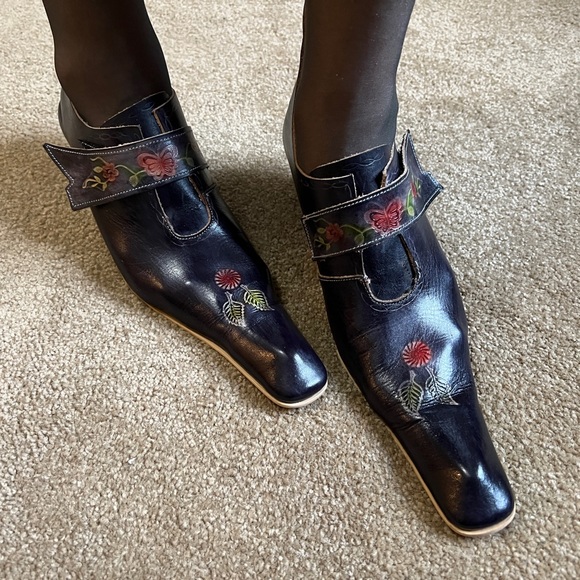 Beautiful, unusual shoes. EUC. Leather. - Picture 4 of 16